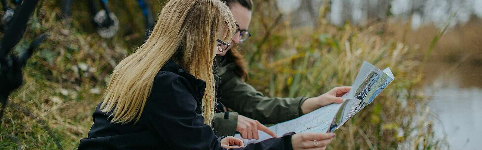 Radfahrerinnen mit Karte