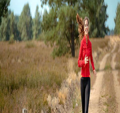 <p>Eine junge Frau joggt auf einem Sandweg durch die Kyritz-Ruppiner Heide</p>