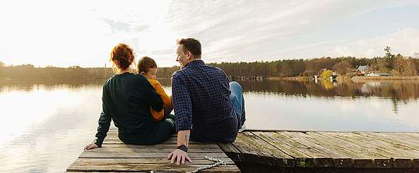 Familie auf dem Steg