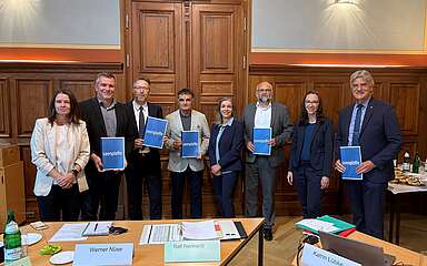 <p>Cl. Flick (GF WInTO GmbH), Landrat R. Reinhardt, Landrat A. Tönnies, F. Stege (Vorsitzender TV BB Seenplatte e.V.), I. Olaj (GF TV BB Seenplatte e.V.), Landrat D. Kurth, A. Ziegler (Ltg. Tourismus WITO Barnim), E. Hamelow (Interims-GF BB Seenplatte GmbH)</p>