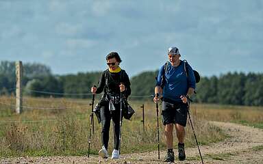 Wanderer auf einem Feld